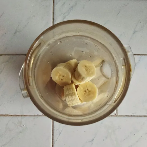 Masukkan pisang ke dalam blender.
