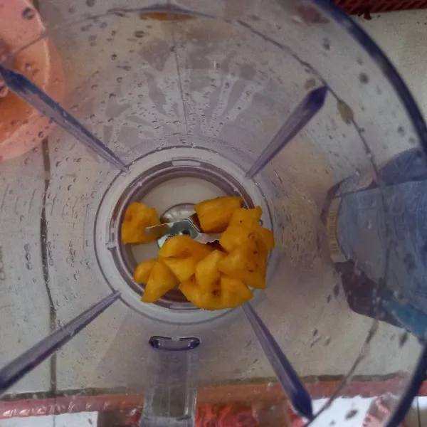 Masukan buah nanas dalam wadah blender.