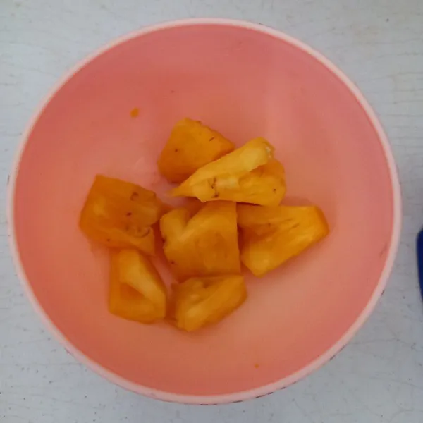 Siapkan buah nanas.