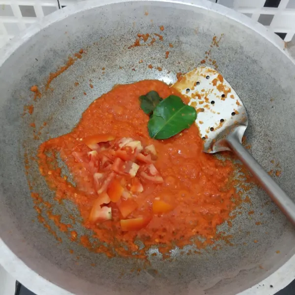 Tambahkan gula, garam, daun jeruk agar makin tasty.