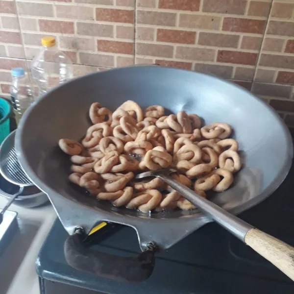 Goreng sambil terus diaduk - aduk hingga renyah kecoklatan. Angkat dan tiriskan.