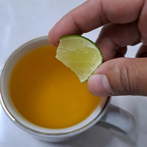 Tuang dalam gelas saji, beri air perasan jeruk nipis. Aduk rata sajikan hangat.