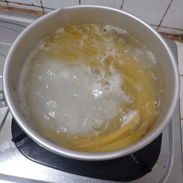 Rebus spaghetti sampai aldente (kurleb 8 menit). Tiriskan
