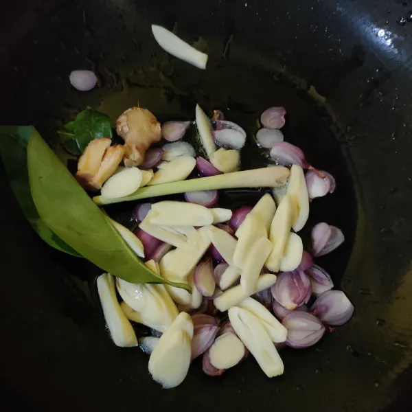 Tumis duo bawang dan bumbu aromatik hingga harum.