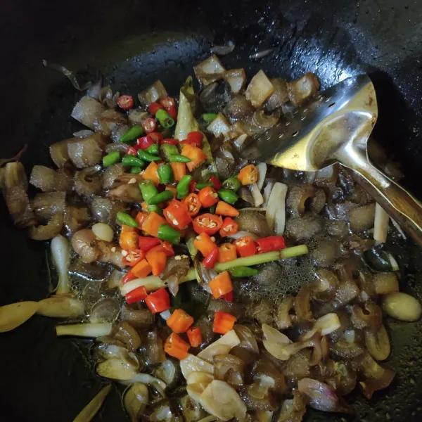 Masukkan cabe, aduk rata. Masak hingga air menyusut, matikan api.