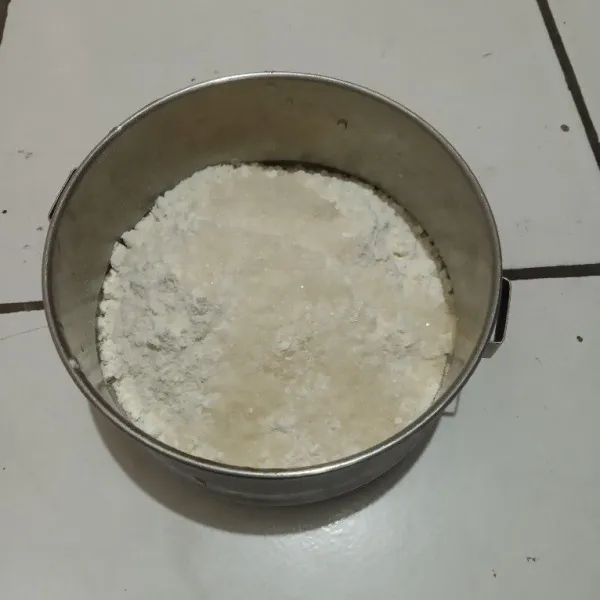 Siapkan mangkok, campur tepung terigu, susu bubuk dan gula pasir.