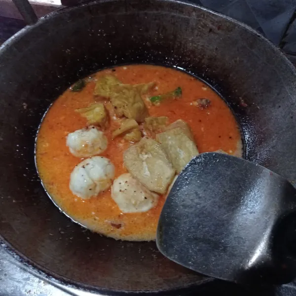 Lalu masukan tahu dan telur, aduk rata masak sampai kuah agak menyusut.