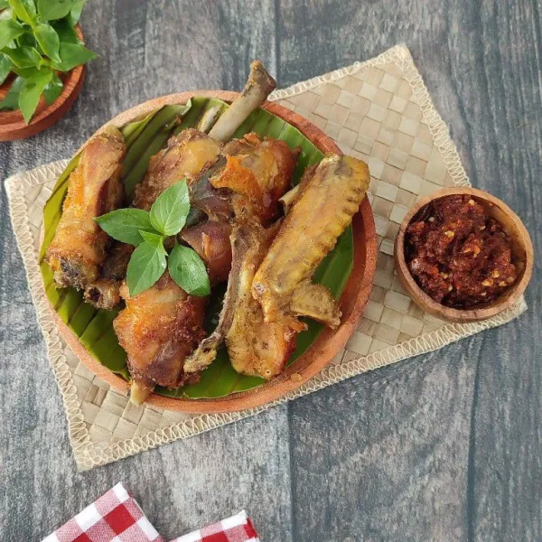 Sajikan ayam goreng ungkep dengan sambal terasi.