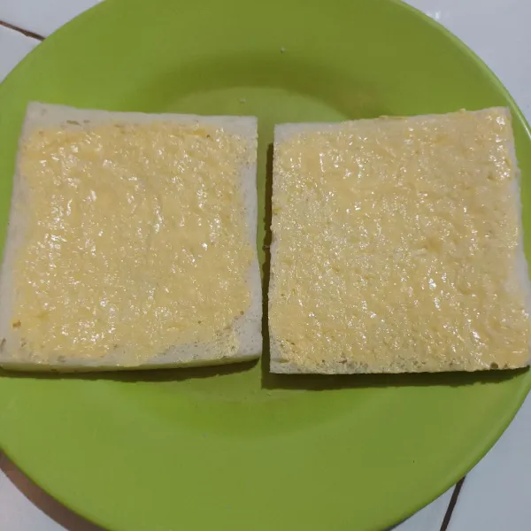 Lalu oles rata dengan margarin dan taburan gula pasir.
