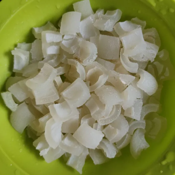 Potong kikil, sisihkan.