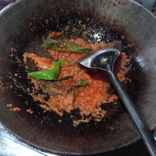 Tumis bumbu halus daun salam, sereh, daun jeruk, dan lengkuas sampai matang.