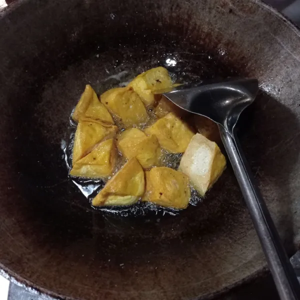 Potong segitiga tahu, goreng sampai kering, tiriskan.