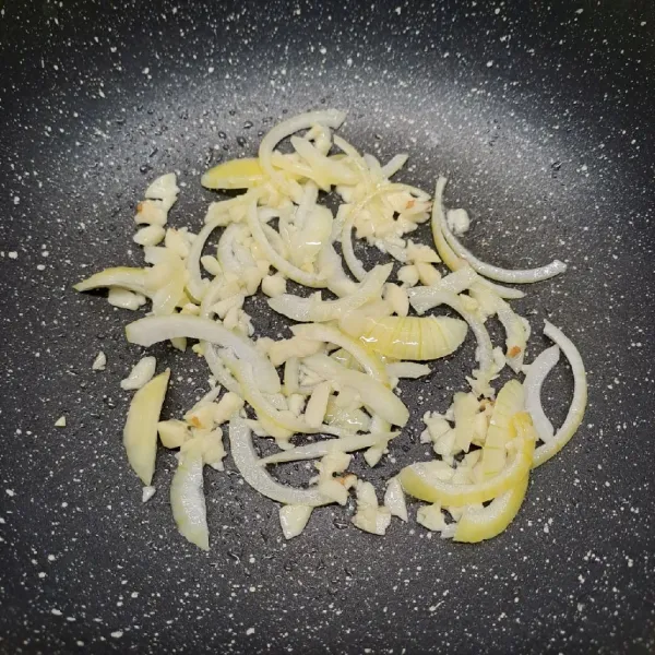 Tumis bawang putih dan bawang bombay dengan sedikit minyak sampai harum dan layu.