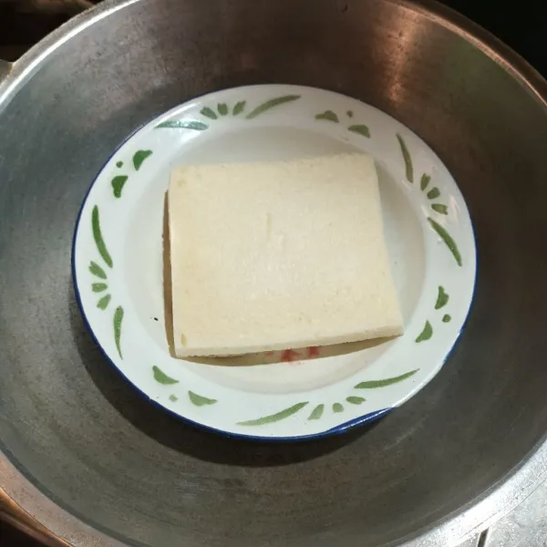 Panaskan kukusan. Lalu masukan roti biarkan sampai 5 menit. Angkat dan siap disajikan.