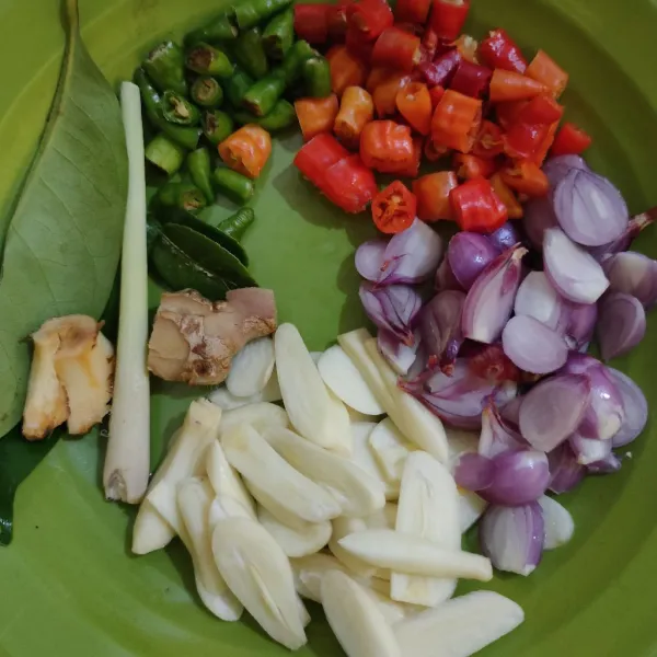 Siapkan bumbu iris dan bumbu aromatik.