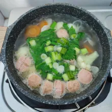 Masukkan tomat, daun bawang dan seledri. Rebus hingga mendidih.