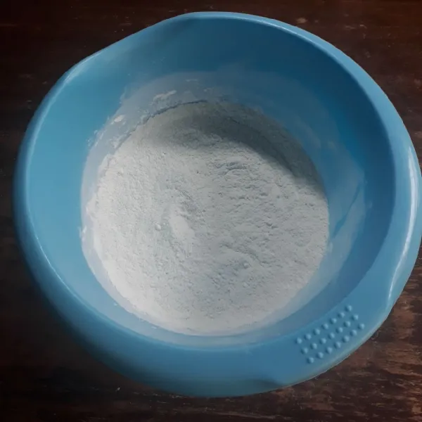 Campurkan tepung beras, maizena, terigu, gula, garam dan baking powder, aduk rata.