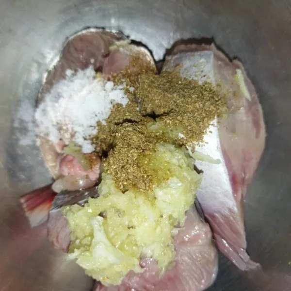 Lalu masukkan bawang putih halus, ketumbar bubuk dan garam, aduk rata, diamkan minimal 30 menit.