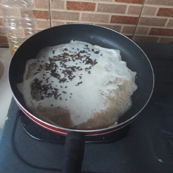 Masak dengan api kecil hingga renyah kecoklatan. Taburi setengah bagian dengan meises.