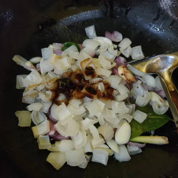 Masukkan kikil dan kecap, aduk rata.