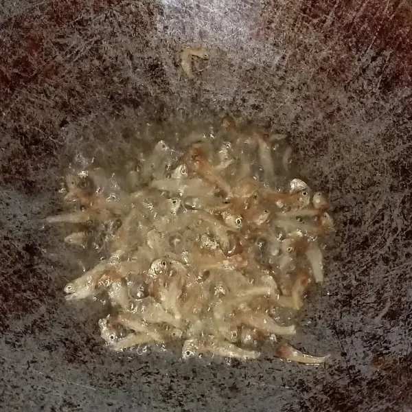 Cuci teri kemudian goreng dengan minyak sisa menggoreng terong,tiriskan.