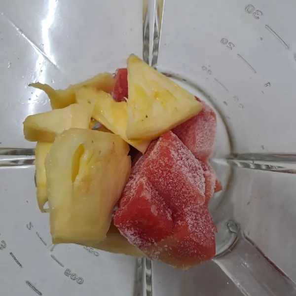 Masukkan nanas, semangka dan air matang ke dalam blender.