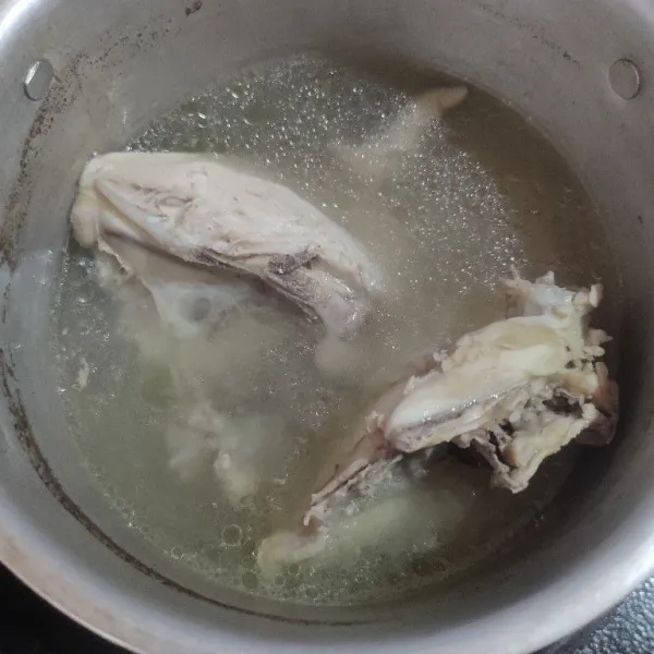 Cuci bersih daging ayam kemudian rebus hingga matang lalu tiriskan.