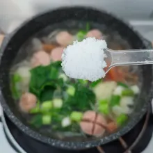 Bumbui garam, gula, merica dan kaldu bubuk. Koreksi rasa, masak sampai bumbu meresap. Sajikan hangat.