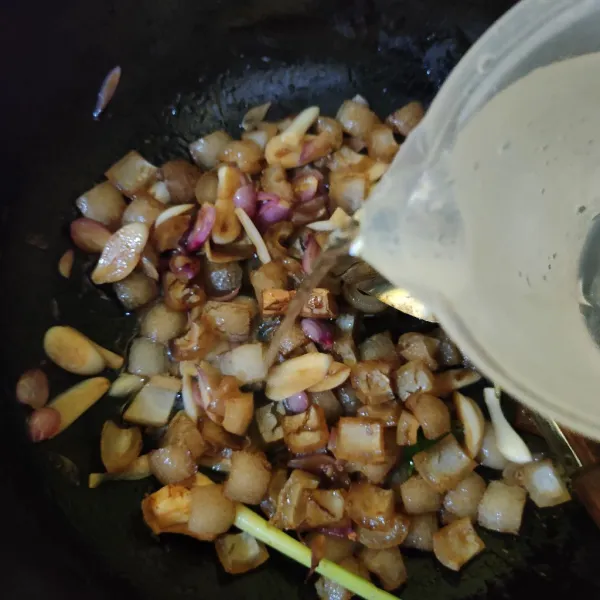 Masukkan air, kaldu bubuk dan gula pasir. Masak hingga mendidih, tes rasa. Masak hingga bumbu meresap dan air hampir menyusut.