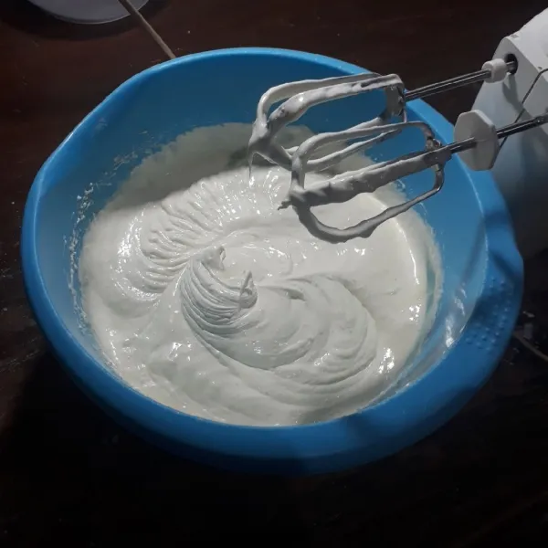 Mixer telur, gula dan sp dengan kecepatan tinggi selama 2 menit.