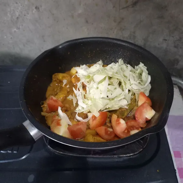 Terakhir masukkan kol dan tomat. Masak sebentar dan sajikan.