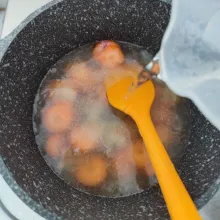Masukkan wortel dan 200 ml air. Rebus wortel hingga empuk.