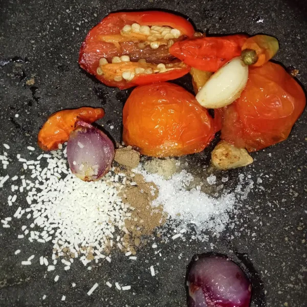 Masukkan kedalam cobek bawang merah, bawang putih, cabe merah, cabe rawit dan tomat yang sudah digoreng tambahkan gula, garam, terasi bubuk dan kaldu jamur. Uleg hingga halus.