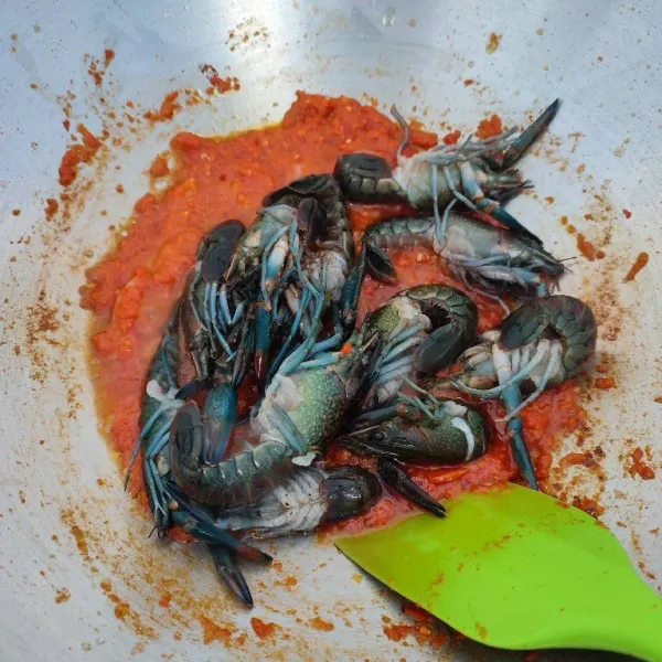 Masukkan lobster, tumis hingga berubah warna.