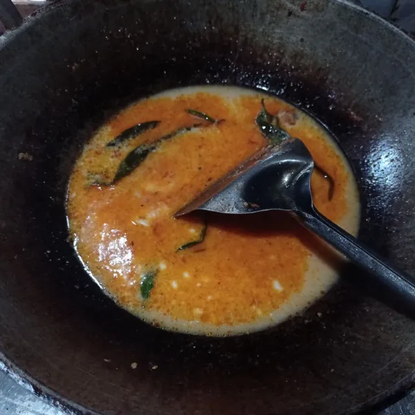 Masukan air, santan, garam, gula dan kaldu bubuk masak sampai mendidih, cek rasa.