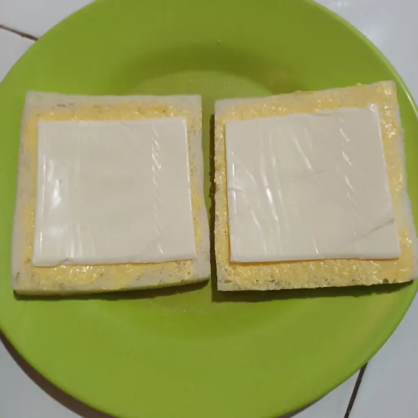 Tambahkan keju slice.