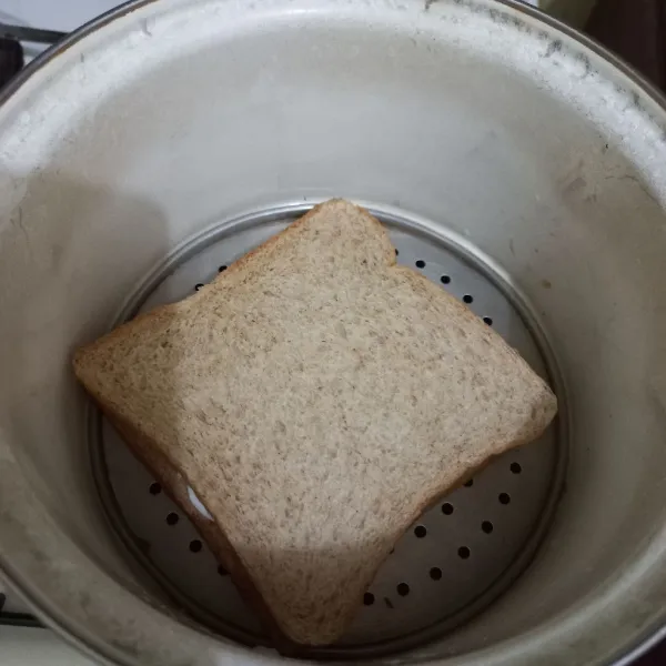 Tutup dengan roti tawar gandum lagi, kemudian kukus hingga roti empuk.
