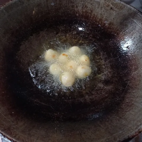 Kupas telur puyuh lalu goreng sampai berkulit, tiriskan.