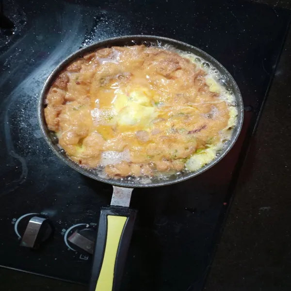 Panaskan minyak dalam teflon, lalu goreng telur hingga matang. Kemudian sajikan.