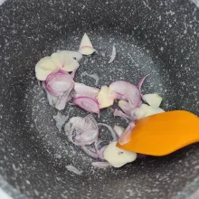 Panaskan olive oil, tumia bawang merah dan bawang putih hingga harum dan sedikit kecoklatan.