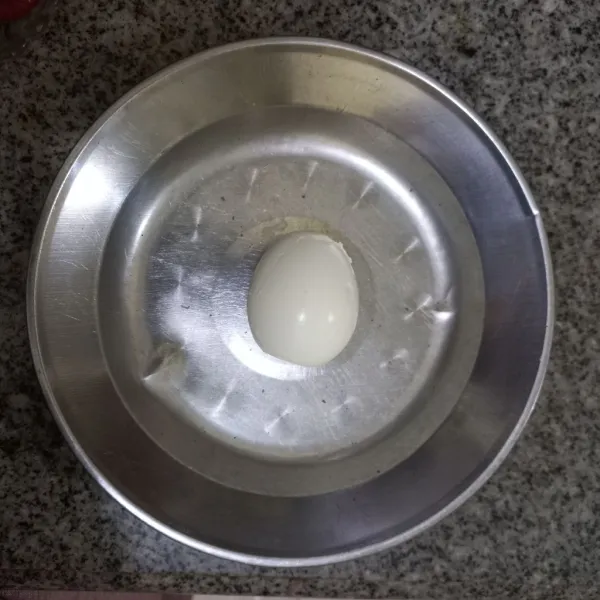 Kupas telur rebus kemudian potong-potong.