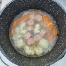 Setelah mulai empuk masukkan bunga kol, sosis dan sisa air.