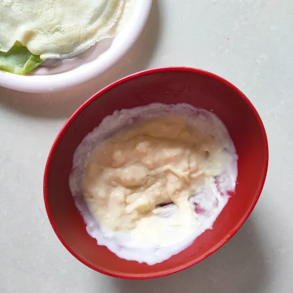 Campurkan yogurt squeeze dan daging durian.