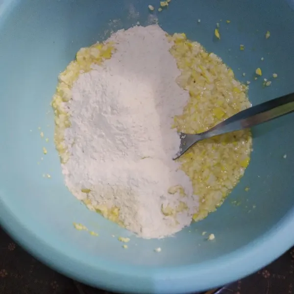 Tambahkan tepung bumbu, lalu aduk hingga tercampur rata.