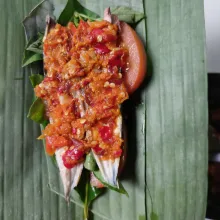 Masukkan ikan pindang tongkol dan tutup menggunakan bumbu halus, lalu gulung.