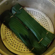 Panaskan kukusan, lalu kukus selama 25 menit.