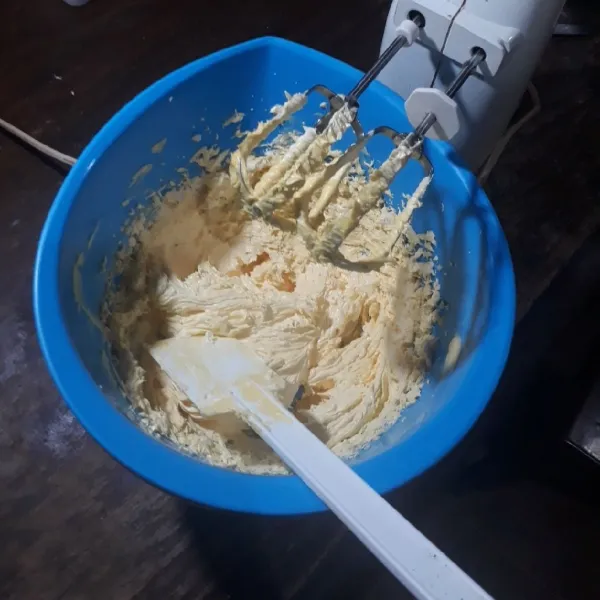 Mixer margarin dan gula dengan kecepatan tinggi selama 2 menit.