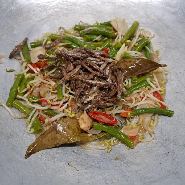 Masukkan ikan teri goreng. Aduk rata lalu angkat dan sajikan.