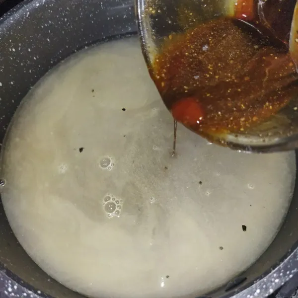 Lalu masukkan air dan kecap serta saus yang sudah dicampur di dalam mangkuk.