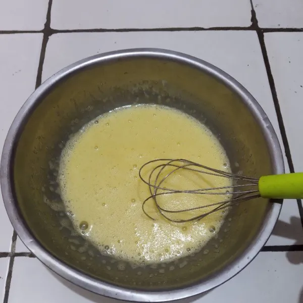 Kocok telur dan gula pasir sampai gulanya larut.